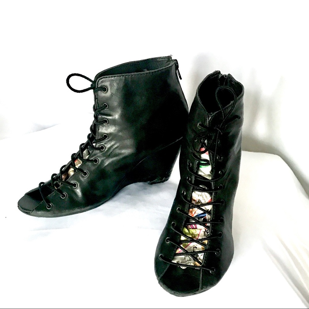 Sexy black lace-up bootie from Sweden